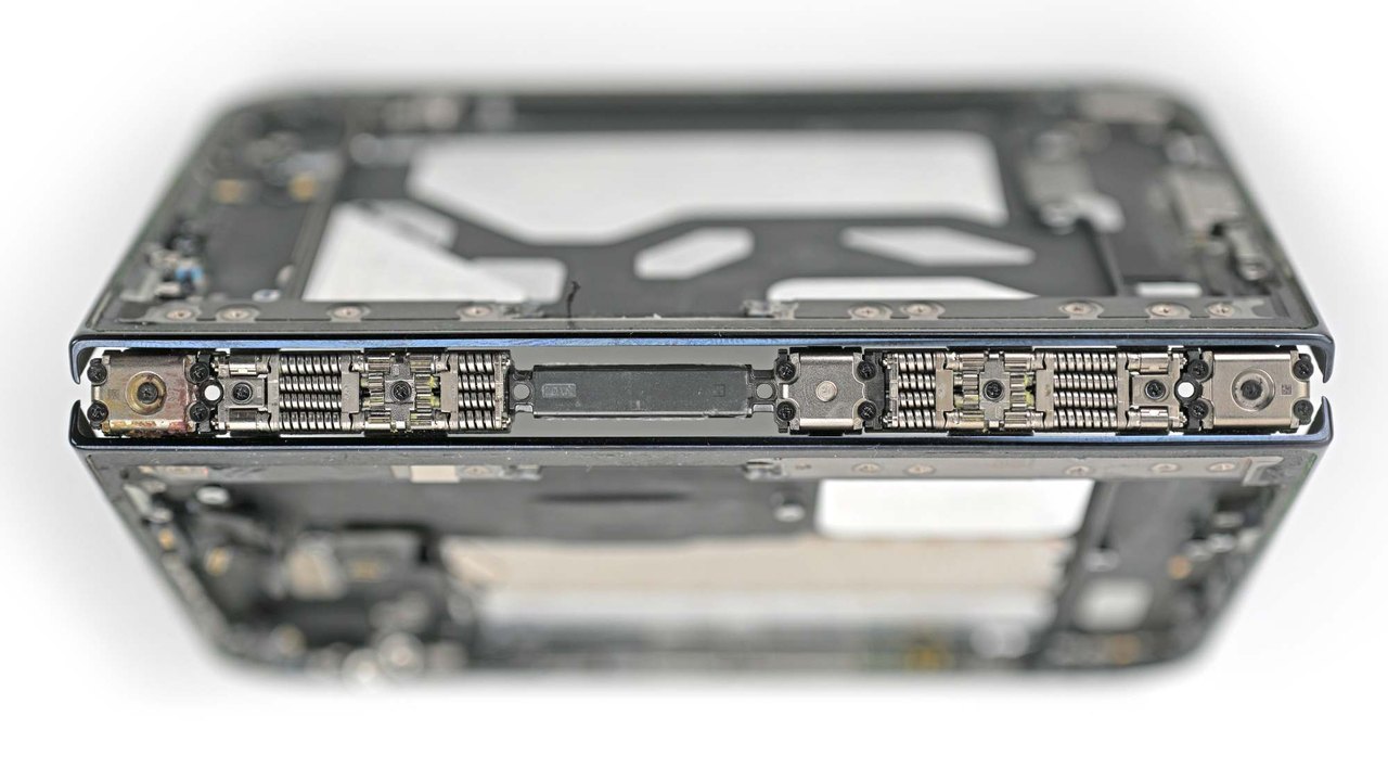 Springs in the hinge